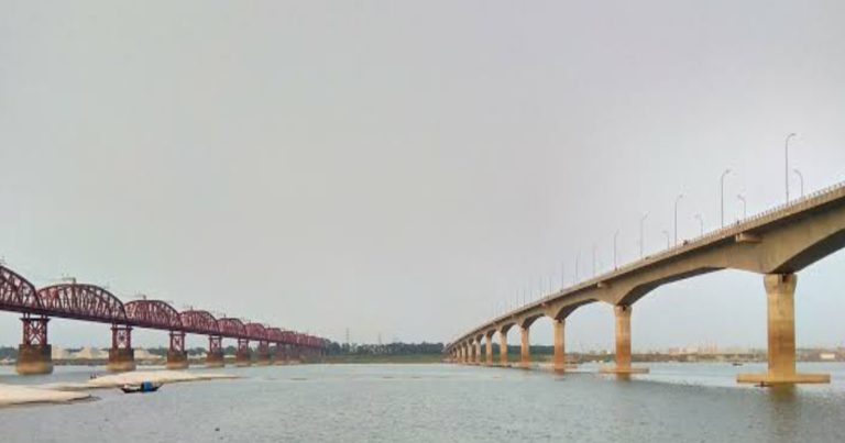 কুষ্টিয়া কোন নদীর তীরে অবস্থিত