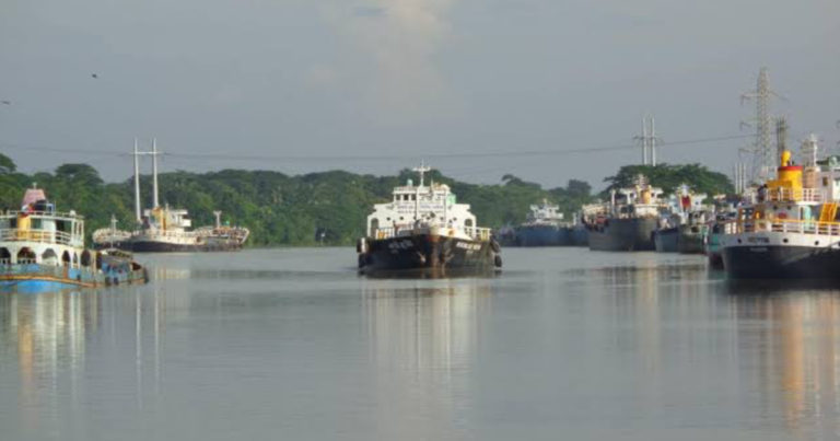 যশোর কোন নদীর তীরে অবস্থিত
